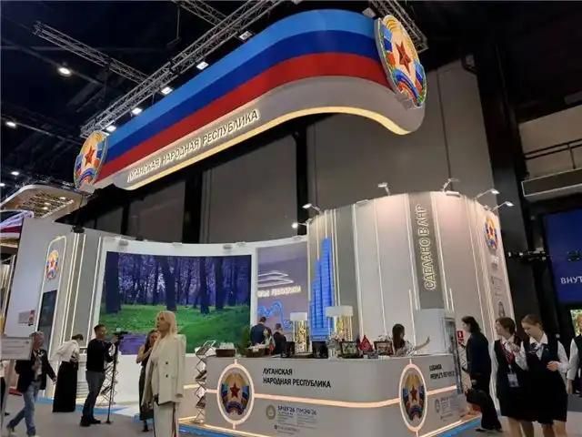 На стенде ЛНР на ПМЭФ гостей встречают луганским мороженым с хрустящим попкорном