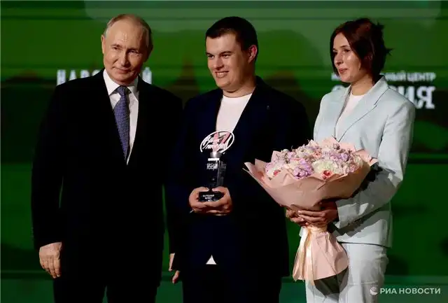 Путин наградил героя из Дагестана, спасшего 23 человека, премией "Все для Победы!