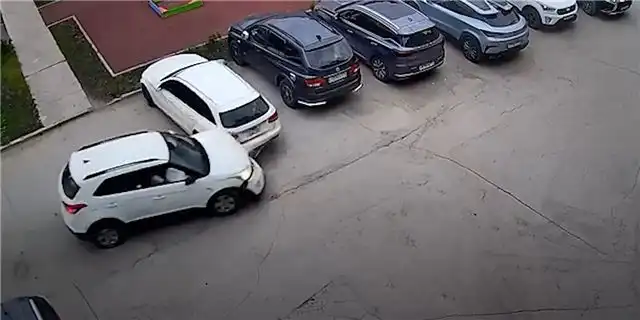 Пьяный автолюбитель под Челябинском врезался во двор и едва не задавил играющих детей
