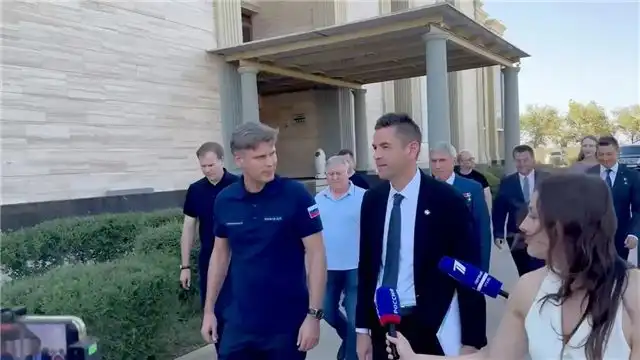 Баканов и Айзекман посетили юных пациентов онкоотделения на Байконуре
