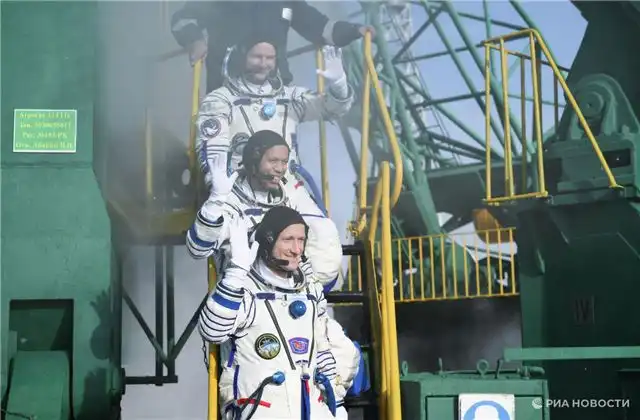 Поздравления с Неделей космоса от российских космонавтов на борту МКС