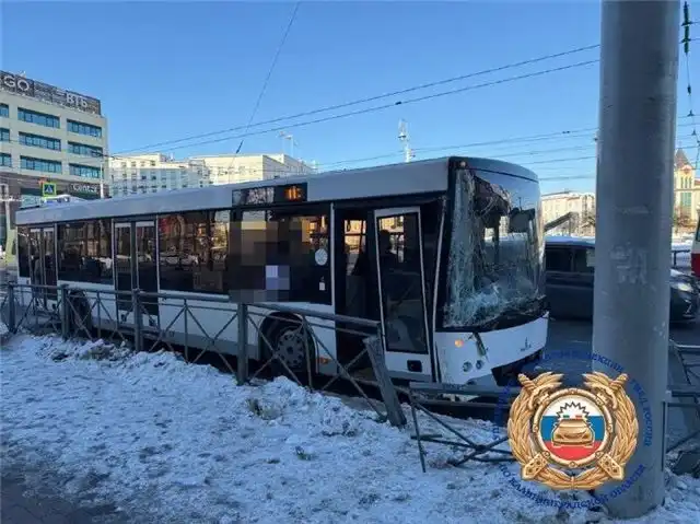 В Калининграде водитель автобуса, врезавшегося в столб, госпитализирован