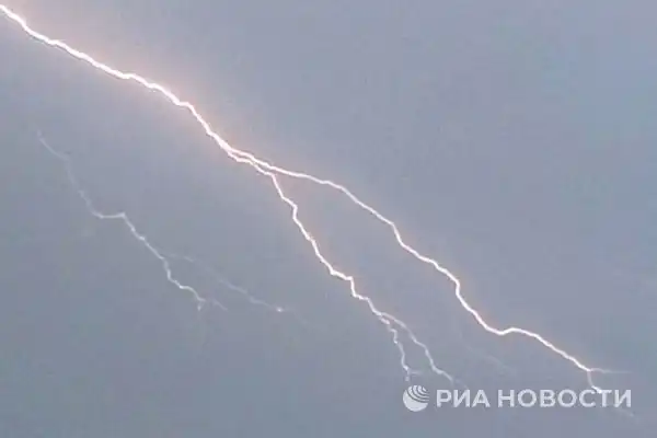 Молодой футболист в Малайзии погиб на поле после удара молнии