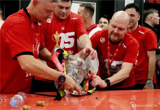 Ребров поделился впечатлениями от визита на фабрику, где создают новый Кубок России