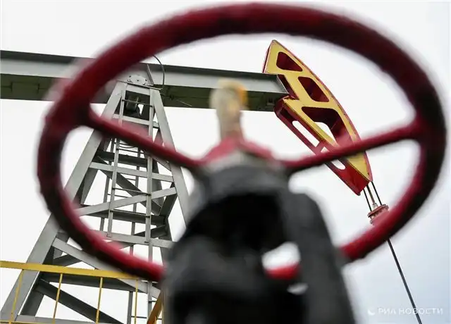 Ирак налаживает перевозки нефтепродуктов через Сирию грузовыми автоколоннами по данным Bloomberg
