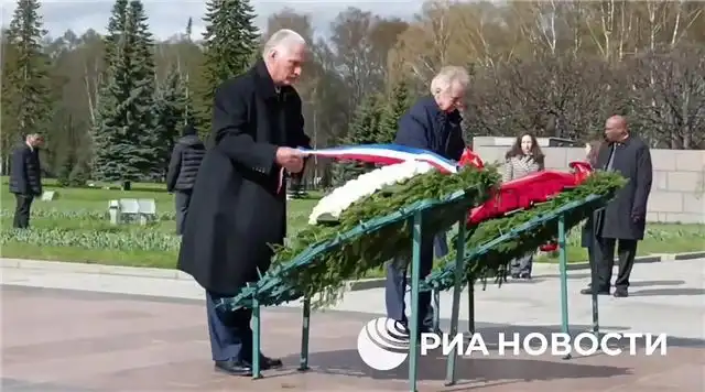 Мигель Диас-Канель почтил память на Пискаревском кладбище возложением цветов