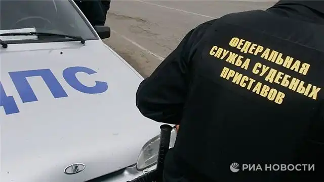 В Петербурге сотрудники ФССП эвакуировали BMW за долги по штрафам