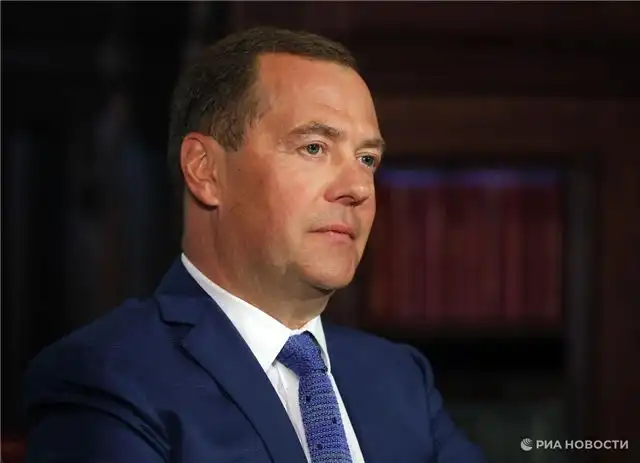 Медведев саркастически отреагировал на предложение профориентации по генетике