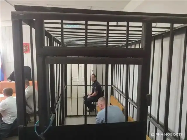 Фигуранта дела о побои ученого Зезина в Екатеринбурге привезли в суд