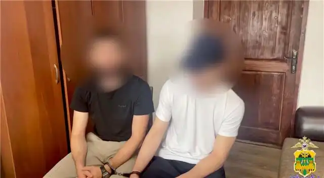 В Краснодаре задержали молодых людей, снявших шпагат между машинами на фоне храма