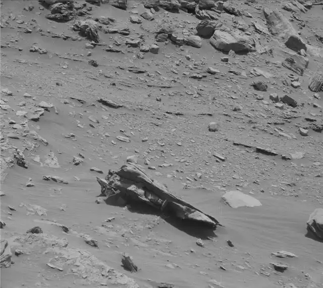 Марсоход Curiosity засёк на Марсе объект, напоминающий ракету