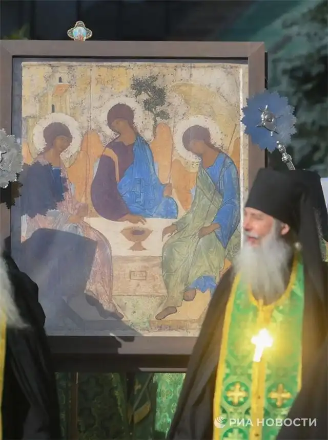 Иеромонах Макарий поясняет - Троицу празднуют на пятидесятый день после Пасхи