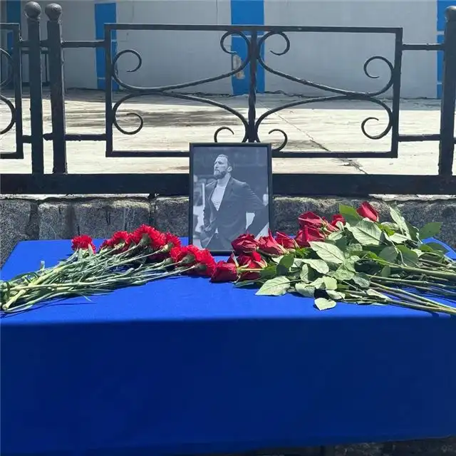 Жители Владивостока несут цветы к мемориалам в память о тренере «Динамо» Сандлере
