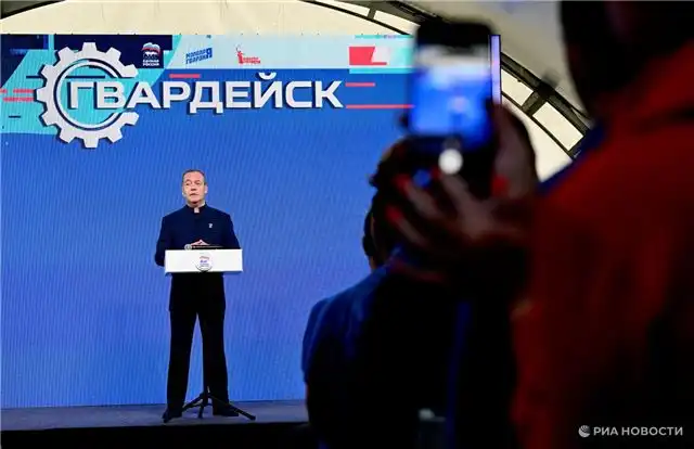 Медведев призывает чаще показывать в кино образ благополучного семейного человека