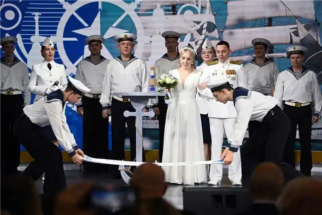 На выставке «Россия» на ВДНХ воссоздали сцены севастопольской флотской свадьбы