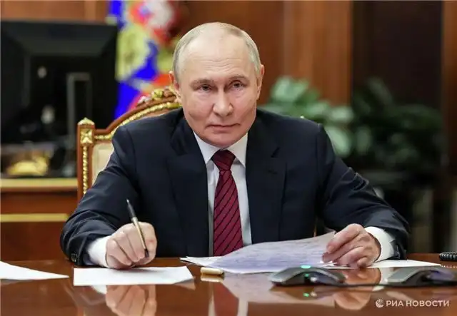 Маме погибшего Героя России Дьяконова вручено письмо для Путина в Иркутске